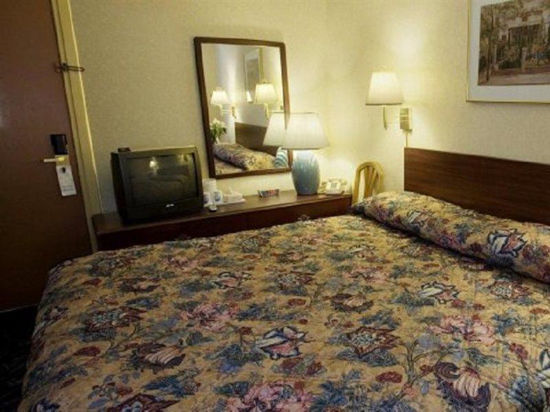 Americas Best Value Inn ディアボーン エクステリア 写真